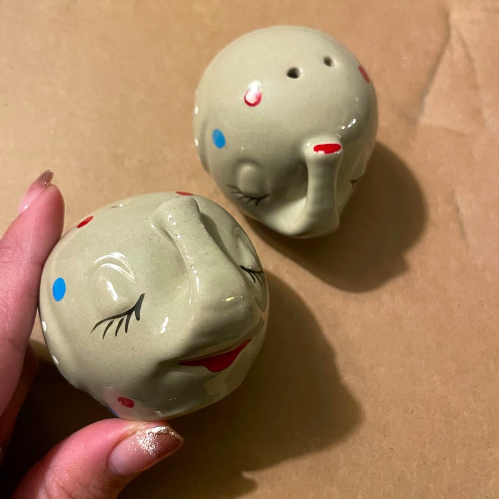 ⭐️ Retro Style Elephant Salt and Pepper Shakers